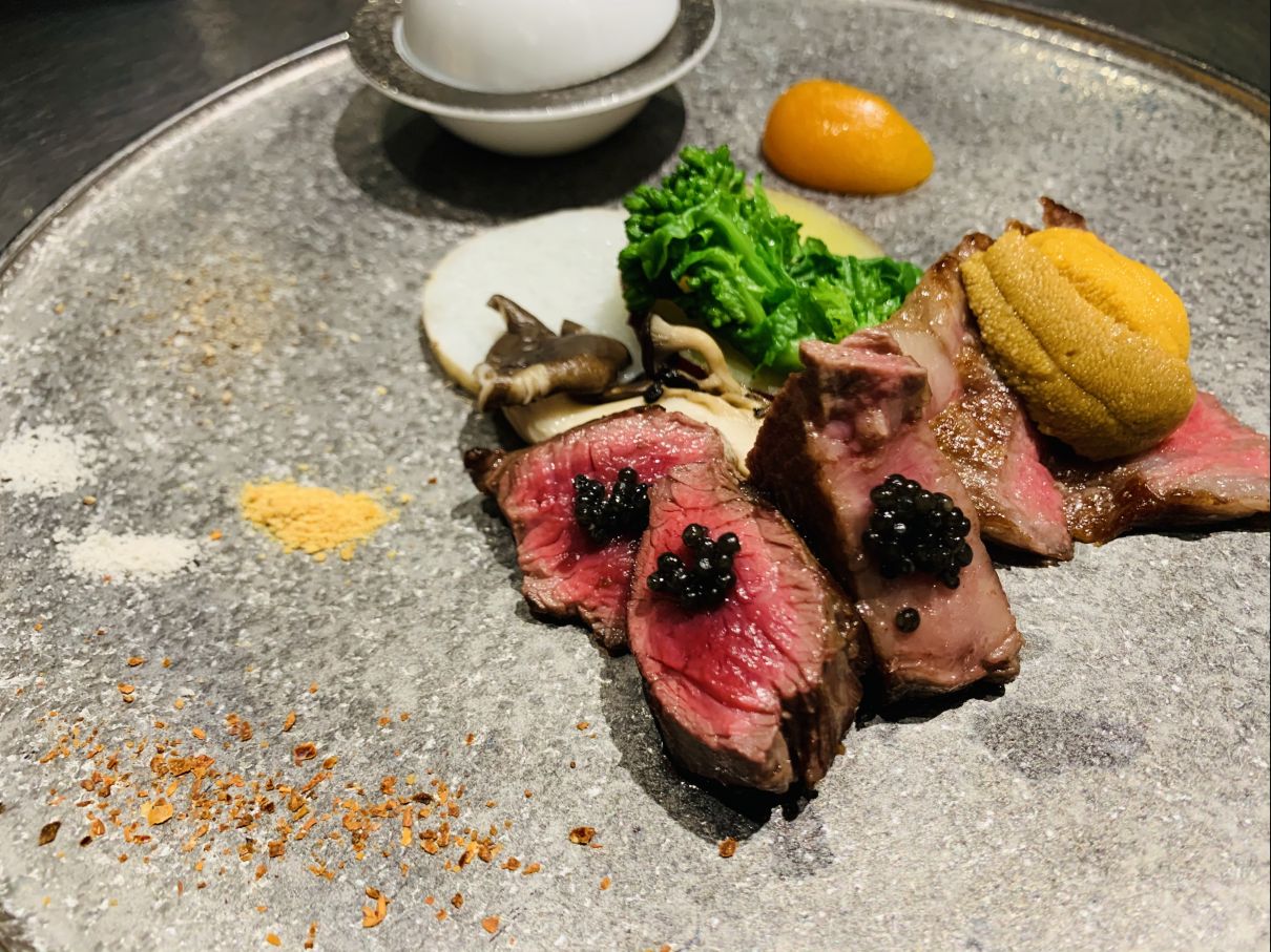 白老牛フィレ肉のロースト フランス産キャビアのせ 